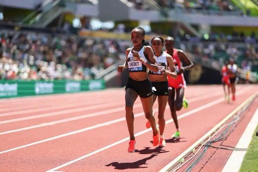 田径选手刷新世界纪录,震撼全场 田径选手刷新世界纪录,震撼全场