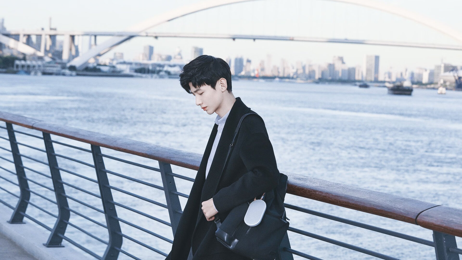 最险的弯道，塞恩斯踩下油门，迈凯伦驶出漫长黑夜