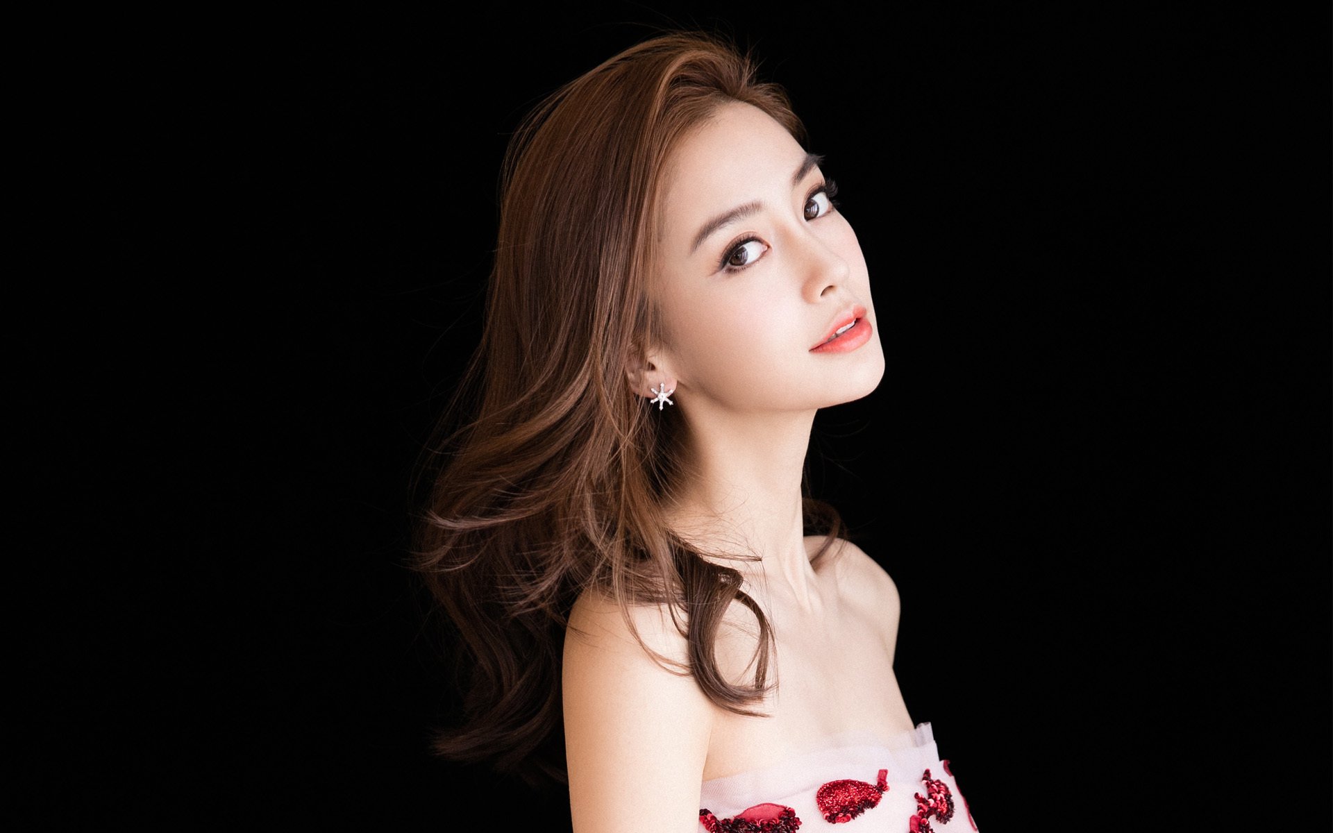 铁腰狂澜+五星风暴,法比尼奥爆发引领巴西火力全开,强势压制丹麦